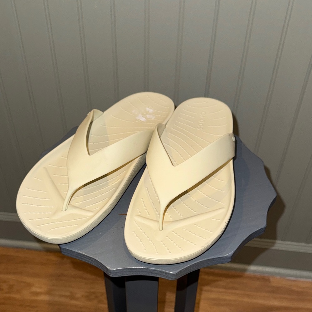CROCS women’s Cream/bone Sandals flip flops size‎ 9